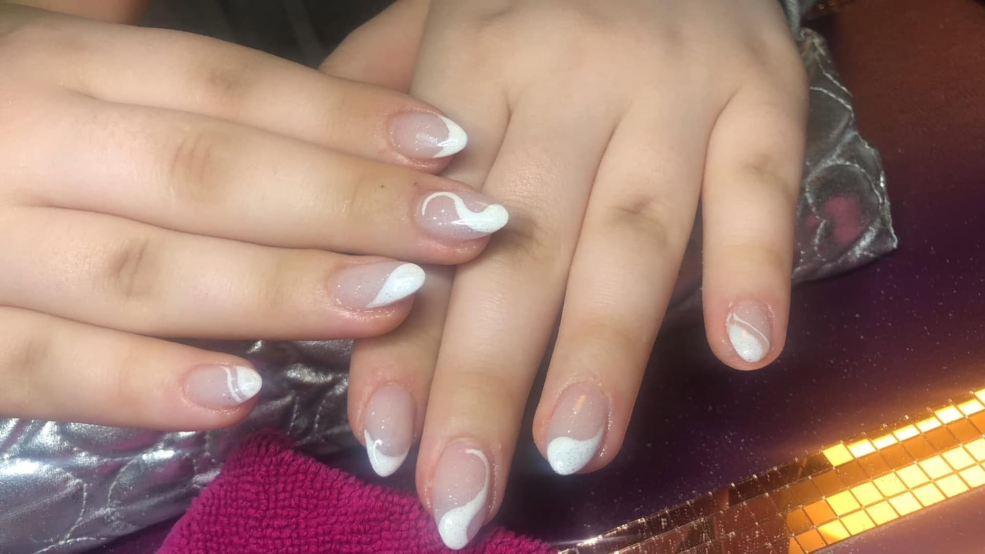 Nude-Nägel mit feinem weißem French von Color Queen